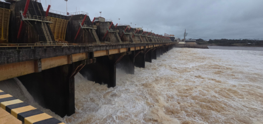 alt="Vertedero de la represa de Salto Grande abierto durante la crecida del río Uruguay en Concordia y Salto el 26 de octubre de 2026, con gran caudal de agua marrón"