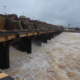 alt="Vertedero de la represa de Salto Grande abierto durante la crecida del río Uruguay en Concordia y Salto el 26 de octubre de 2026, con gran caudal de agua marrón"