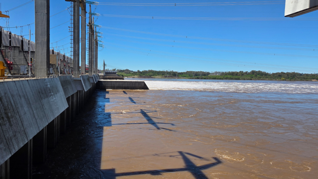 alt="Vista lateral de la represa de Salto Grande con agua turbia durante la crecida del río Uruguay en Concordia y Salto el 26 de octubre de 2026"