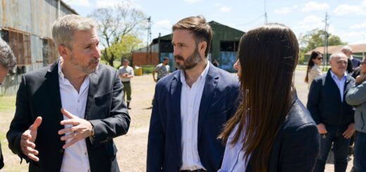 alt="Rogelio Frigerio y Francisco Azcué supervisan el operativo de prevención por El Niño en Concordia"