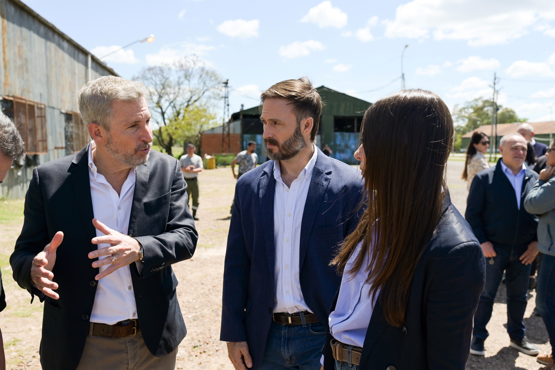 alt="Rogelio Frigerio y Francisco Azcué supervisan el operativo de prevención por El Niño en Concordia"