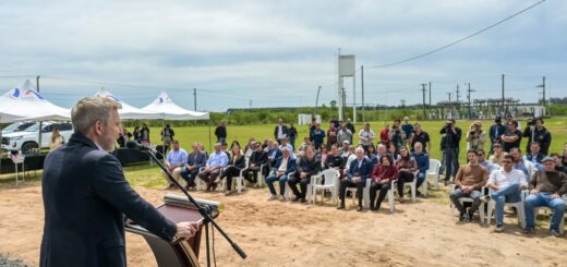 alt="Gobernador Rogelio Frigerio en el noreste entrerriano durante la inauguración del Salón de Usos Múltiples en Chajarí"