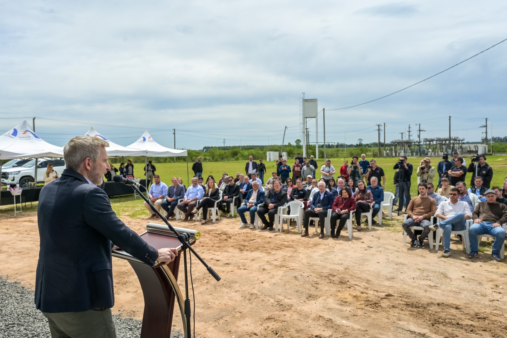 alt="Gobernador Rogelio Frigerio en el noreste entrerriano durante la inauguración del Salón de Usos Múltiples en Chajarí"