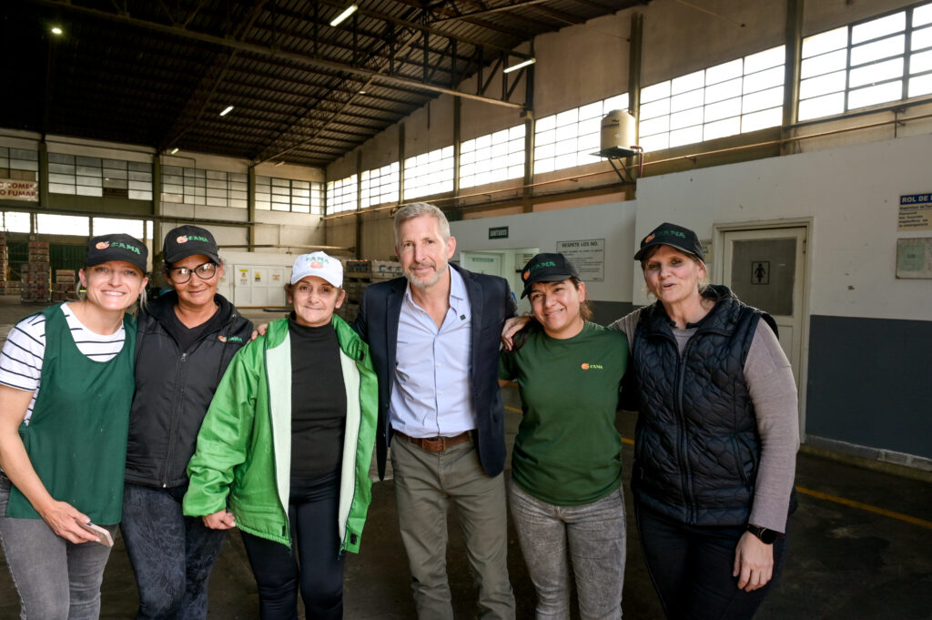 alt="Frigerio con personal de la empaquetadora FAMA"