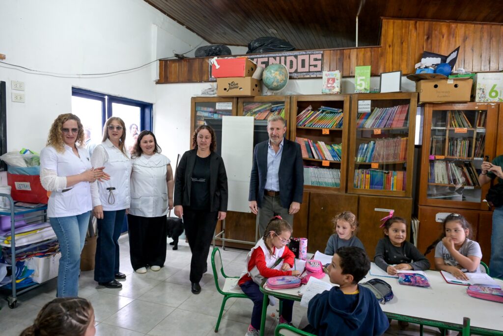 alt="Frigerio en el noreste entrerriano visitando escuela en Villa del Rosario"