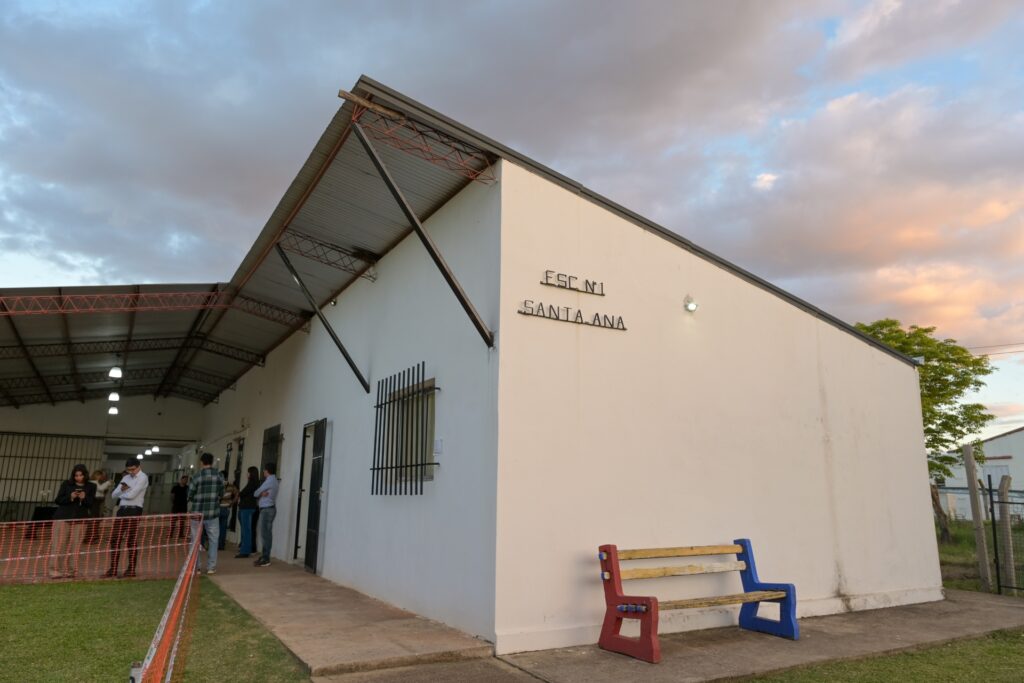alt="Frigerio en el noreste entrerriano en Escuela Nº1 de Santa Ana"